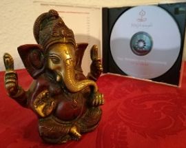 Das Bild zeigt eine Ganesha-Figur im Vordergrund und die CD mit Booklet im Hintergrund.