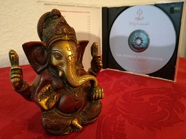 Das Bild zeigt eine Ganesha-Figur im Vordergrund und die CD mit Booklet im Hintergrund.